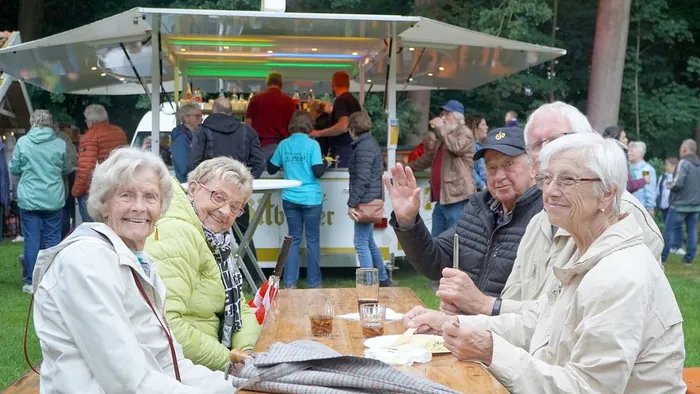 Guests at a table at the summer festival on Gut Stikelkamp in Hesel